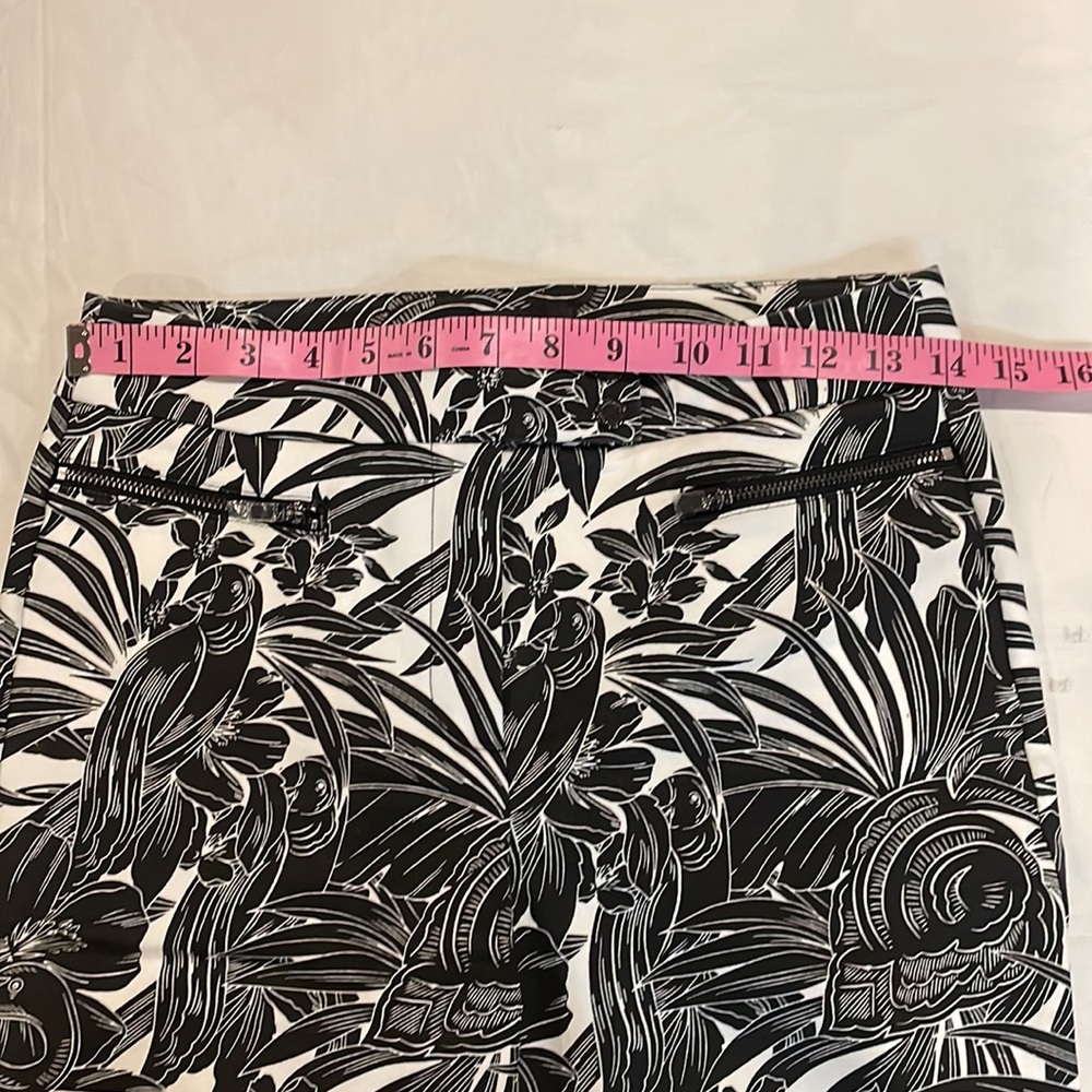 White House Black Market 12” Bermuda shorts excellent condition - Picture 4 of 4
